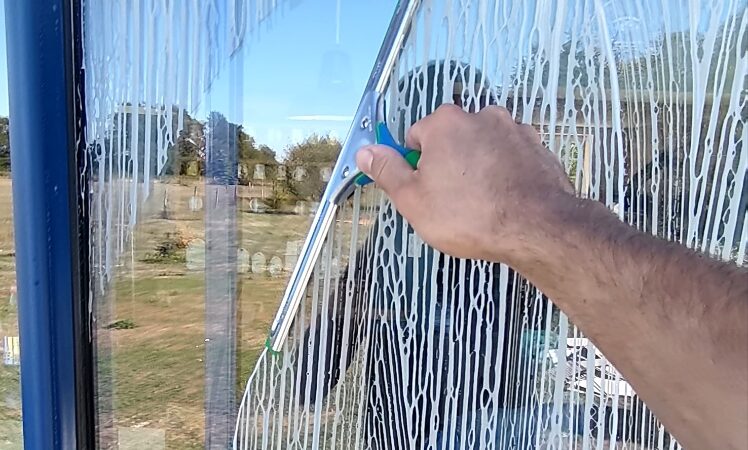 Nettoyer une véranda et de grandes baies vitrées sans laisser de traces