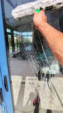 Application du mouilleur puis nettoyage d’un vitrage par CANOPA, en images animées